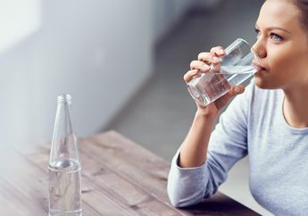 Enggak Selamanya Sehat, Ini 7 Tanda Kita Kebanyakan Minum Air Putih!