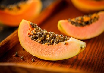 Cara Menghilangkan Flek Hitam dengan Buah Pepaya, Kulit Pasti Glowing!
