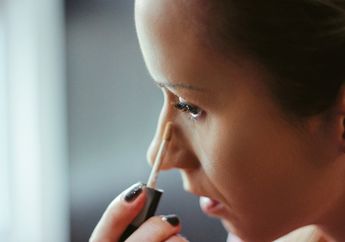 Selain Menutupi Mata Panda dan Flek Hitam, Ini 7 Fungsi Lain Concealer untuk Make Up