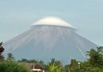 Dianggap Mistis, Ini Penyebab Gunung Semeru Bertopi Menurut Ahli!