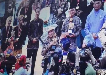 Presiden Jokowi Hingga Jongkok Saat Beri Penghargaan ke Sastrawan Putu Wijaya