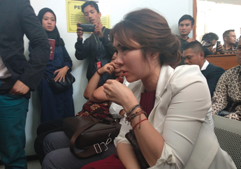 Banyak Dikerumuni Wartawan, Gisella Anastasia: Nanti Habis Sidang Cerai Saya Ngomong!
