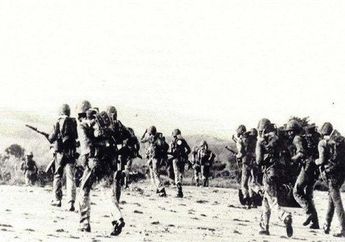 Bagai Neraka Dunia, Pasukan Tempur Militer Kita Dihujani Timah Panas oleh Militan Fretilin. Lantas, Bagaimana Cara Mereka Lolos dari Hadangan Itu?