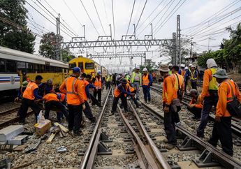 Kereta Anjlok, Penumpang Commuter Line dari Bekasi Terlantar!