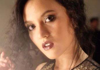 Stunning! Yuk, Tiru Makeup Gothic Marsha Aruan dengan 5 Lipstik Cokelat Ini!