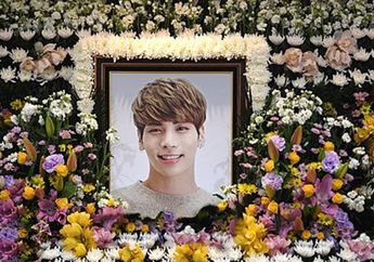 Kenang Satu Tahun Kematian Jonghyun, IU Beri Persembahan Saat Konser!