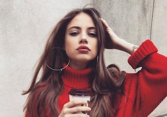 Manis! 5 Padu Padan Turtleneck Merah Buat Rayakan Natal Bareng Keluarga