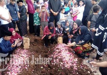 Deretan Foto Pemakaman Aa Jimmy, Liang Lahatnya Bersebelahan dengan Sang Istri