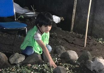 Datangi Makam sang Ayah, Anak Herman Seventeen Ucapkan Kata-kata yang Menyentuh Hati