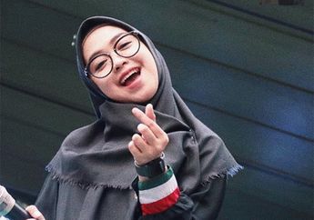Makan Jajanan Pinggir Jalan Di Rumahnya yang Super Luas, Ria Ricis Langsung Banjir Protes Warganet