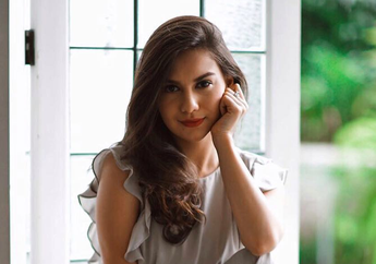 7 Outfit Sleeveless Irish Bella Ini Wajib Dimiliki, Pas Buat Liburan!