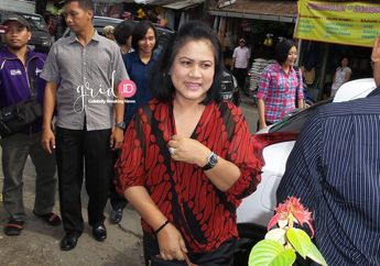 Modisnya Ibu Iriana saat Belanja ke Pasar Beli Kerupuk untuk Pak Jokowi