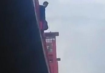 Diduga Hendak Melompat dari Jembatan Ampera, Pria Ini Bergelantungan dan Bikin Heboh Warga