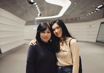 Selalu Kompak, Intip 6 Gaya Fashion Isyana Sarasvati bareng Sang Mama!