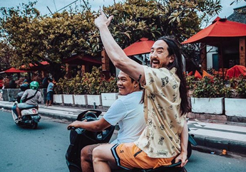 Di Bali, Steve Aoki Naik Ojek Online dan Kibarkan Bendera Indonesia!
