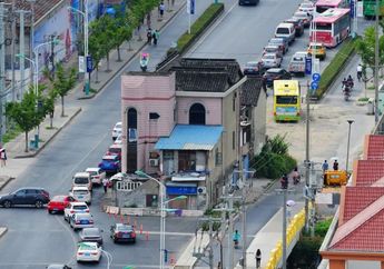 Berkat Iming-Iming Ini, Sekeluarga yang Tinggal di Tengah Jalan Mau Pindah