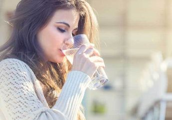 Penting buat Cewek! Ketahui 7 Manfaat Minum Air Hangat untuk Tubuh, dari Turunkan Berat Badan sampai Redakan Stres