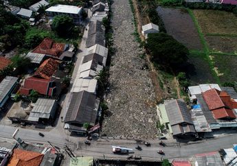 Sampah Plastik Bikin Kita Jijik Pada Pemandangan di Kali Bekasi Ini