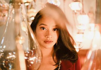 Gaya Kece Anak Ikke Nurjanah, Siti Adira dengan Blazer. Manis!