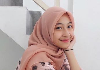 Manisnya 4 Gaya Putri Almarhum Uje, Adiba Khanza dengan Outfit Warna Pink!