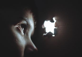 Dads, Lakukan 5 Hal Ini Pada Anak Jika Kepergok Sedang Berhubungan Intim!