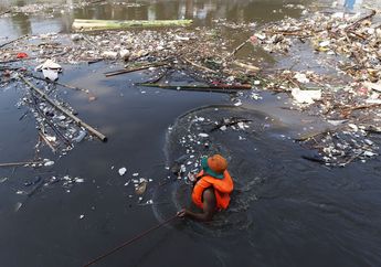 Mengapa Kali Ciliwung Kembali Disesaki Sampah? 7 Foto Ini Jadi Bukti