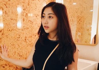 4 Gaya Fashion Winona Willy, Adik Nikita Willy dengan 1 Model Sling Bag Kece!
