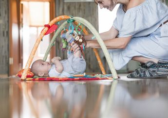 Asah Kemampuan Motorik Bayi Usia 1 Bulan dengan 5 Mainan Ini
