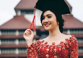 Tampil Stunning Saat Wisuda dengan 3 Model Kebaya Modern Ala Febby Rastanty!