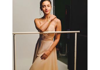 7 Gaya Stunning Saat Kondangan ala Alia Bhatt, Aktris Bollywood Kece!