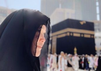 Jalani Umroh, Maia Estianty Saksikan Langsung Fenomena Langka Jangkrik Hitam yang Menyerbu Mekkah