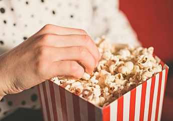 Jangan Nyemil Pop Corn Sebelum 'Bermain' di Ranjang! Alasannya Bikin Tercengang!