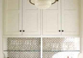 Pilah Pilih Pelapis Lemari Dapur: Veneer, Laminate, Tacon, atau PVC?
