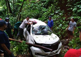 Sebuah Mobil di Cianjur Jatuh ke Jurang Saat Bawa 9 Penumpang, Bocah 10 Tahun Meninggal Karena Terjepit