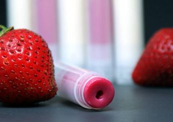 DIY Lip Tint Minyak Kelapa & Stroberi, Enggak Kalah dari Makeup Korea!