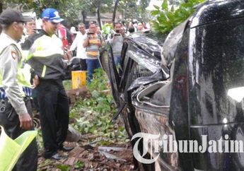 Angkut Uang Rp 700 Juta, Sebuah Mobil dari Tulungagung Hilang Kendali dan Menyasak Pagar Rumah hingga Kebun Pisang