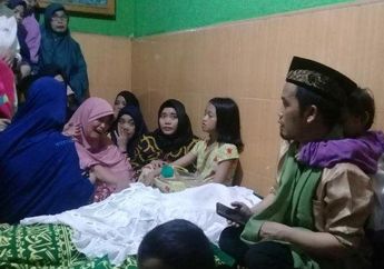 Temani Sang Istri di Momen Terakhir, Tangis Ustaz Maulana Pecah Hantarkan Nuraliyah ke Rumah Duka
