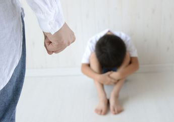 Pasangan Suami Istri Ini Berhari-hari Duduk di Depan Sekolah Anak Mereka, Cerita Di Baliknya Bikin Haru