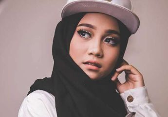 5 Gaya Fashion Hijab Tomboy ala Ayu Putri Sundari yang Bisa Kita Tiru. Kece!