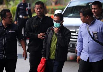 Tundukkan Kepala, Lihat Foto-foto Bupati Mesuji yang Kena OTT KPK