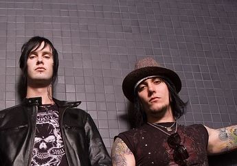 Synyster Gates Ingin Remaster Karya Pinkly Smooth, Bandnya Bersama The Rev