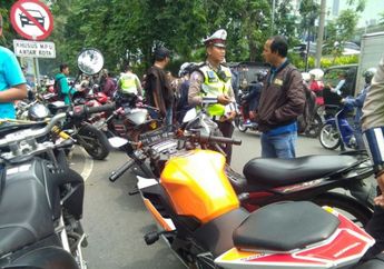 Hindari Razia Seorang Driver Ojol Justru Tabrak Polisi Hingga Alami Sesak Napas!