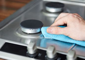 Cara Membersihkan Kerak Kompor Pakai Barang Dapur, Langsung Cling!