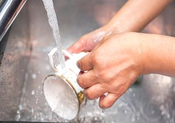 Siapa Sangka Air Bekas Rebusan Mie Banyak Manfaat, Bisa Buat Cuci Piring Hingga Siram Tanaman!