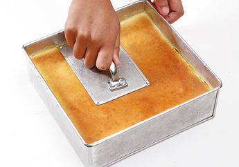 Tips Membuat Lapis Legit, Ini Alasan Kenapa Lapis Legit Perlu Ditekan Tiap Lapisannya