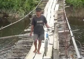 Ngeri, Warga Bertaruh Nyawa Lintasi Jembatan Gantung di Atas Sungai Sarang Buaya Raksasa