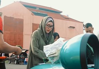 Bu Dendy Jual Kue Seribuan, Pakai Mobil Seharga 3 Toyota New Avanza