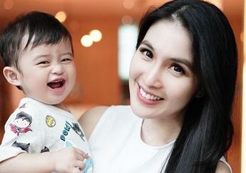 Pilih dan Belanja Sepatu Baru, Aksi Raphael Moeis Bikin Gemas!