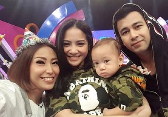 Unboxing Kado Lahiran dari Raffi Ahmad dan Nagita Slavina, Ayu Dewi Kegirangan Dapat Selimut dan Sandal Hermes Seharga Puluhan Juta