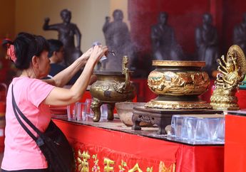 Lihat Yuk Deretan Foto Ibadah di Wihara Petak Sembilan Jelang Imlek